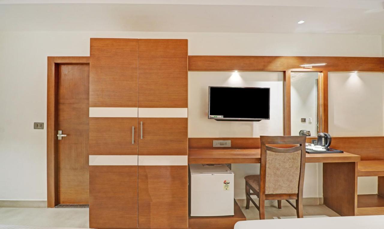 Treebo Emora Grand Hotel Yelahanka Exterior photo