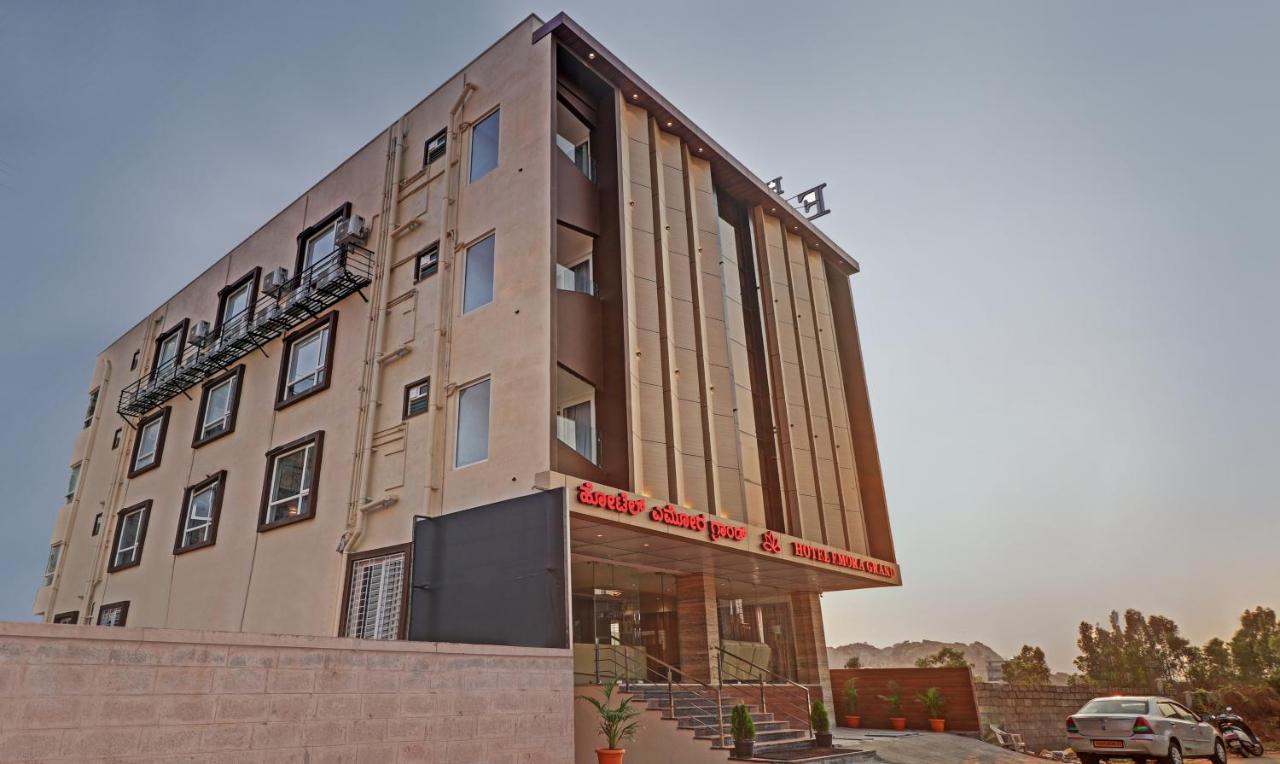 Treebo Emora Grand Hotel Yelahanka Exterior photo